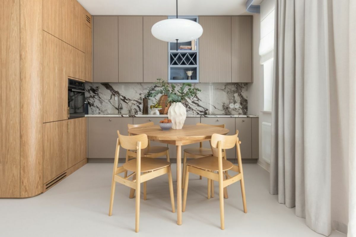 Tömörfa étkezőszékek kis konyhában