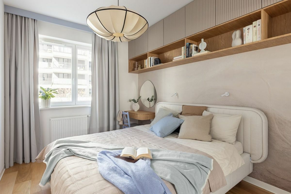 Franciaágy és hálószobai polcok