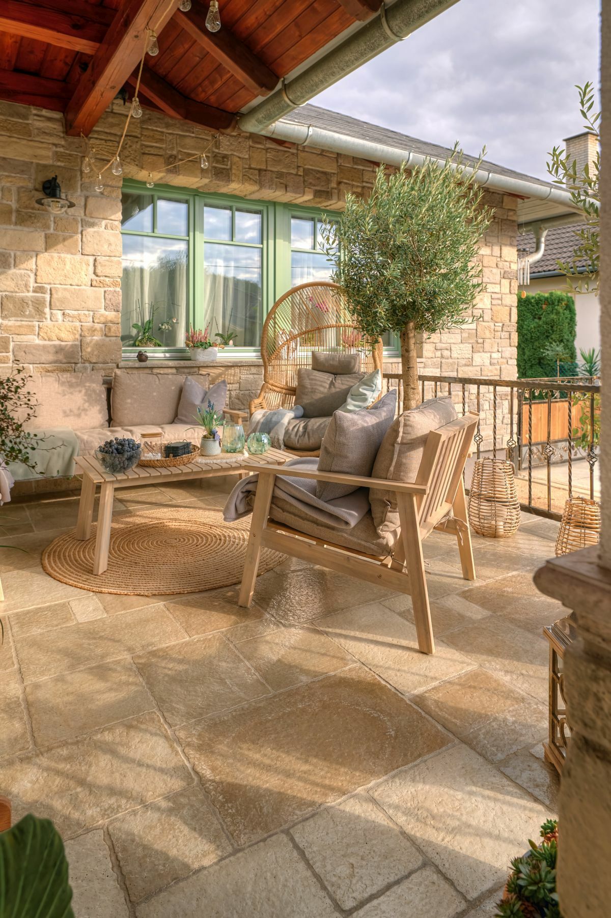 Gyönyörű teraszburkolat kövekkel