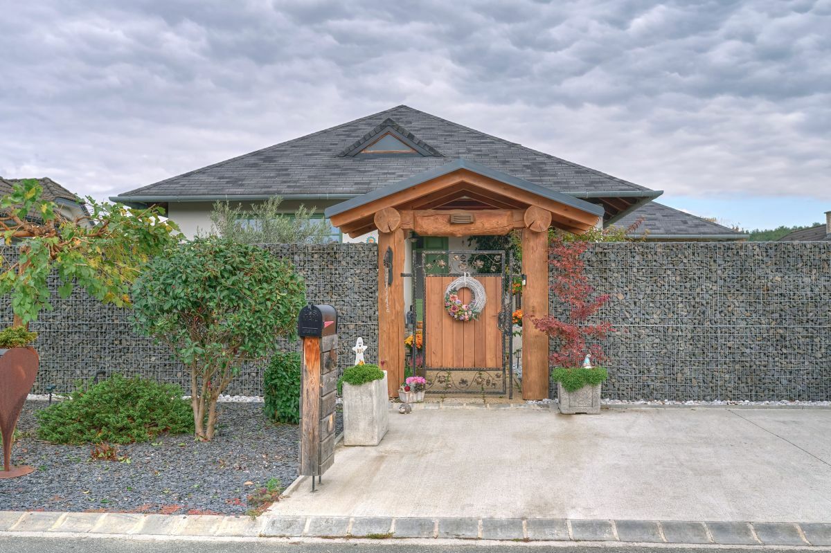 A ház bejárata gabionok