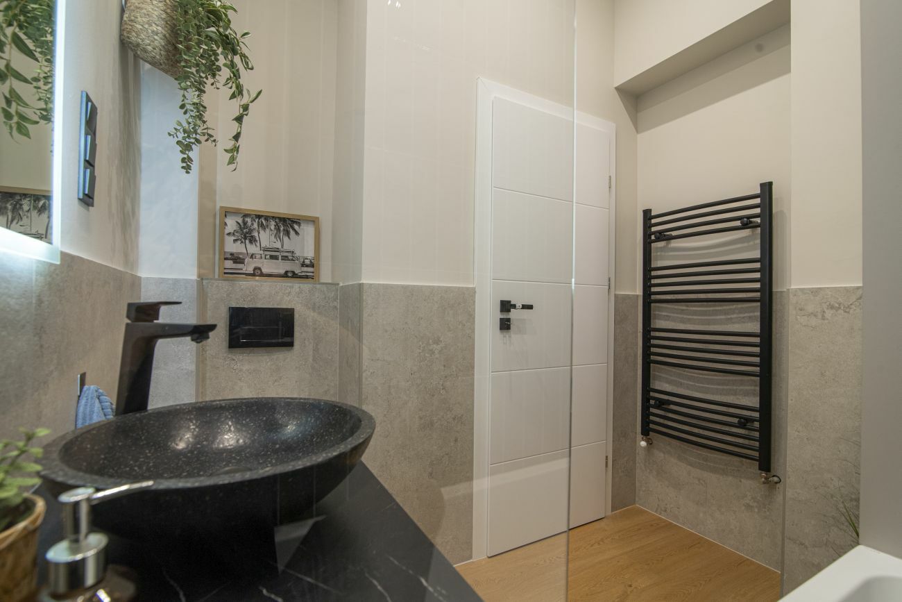 Modern fürdőszoba lakberendezés kőmosdóval