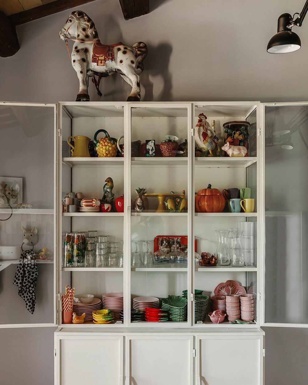 Színes tárgyak és porcelánok