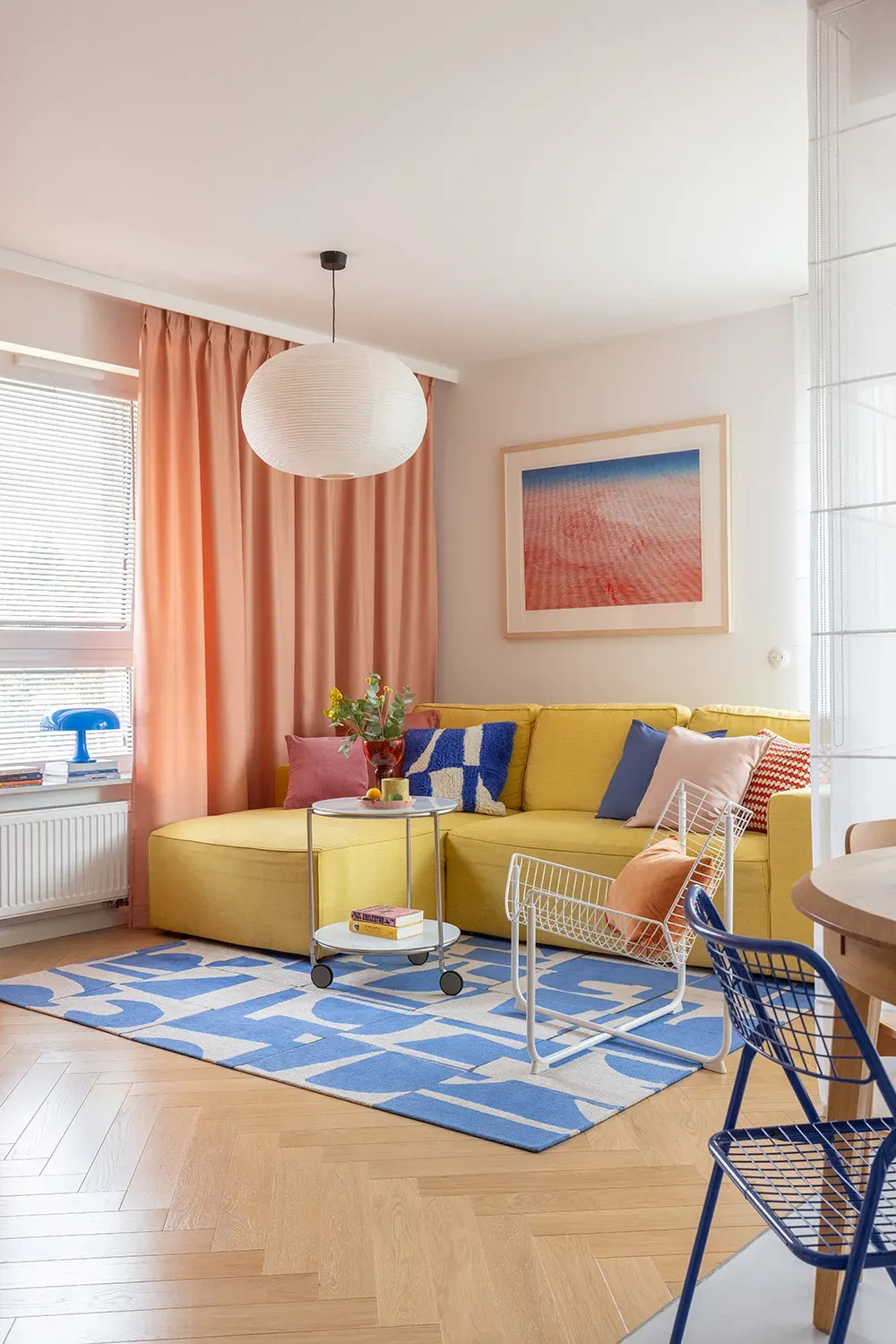 Élénksárga kanapé nappaliban