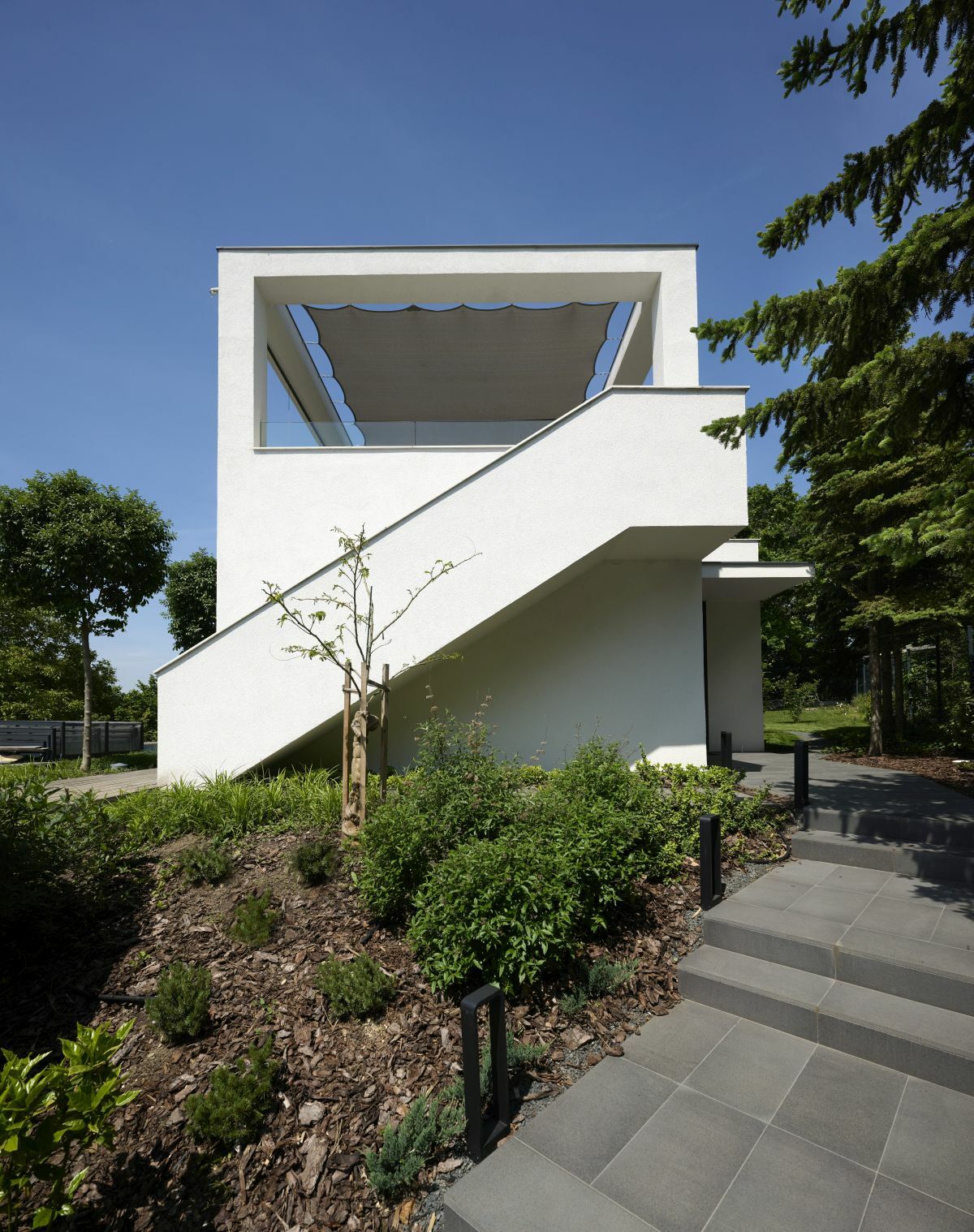 Modern fehér családi villa