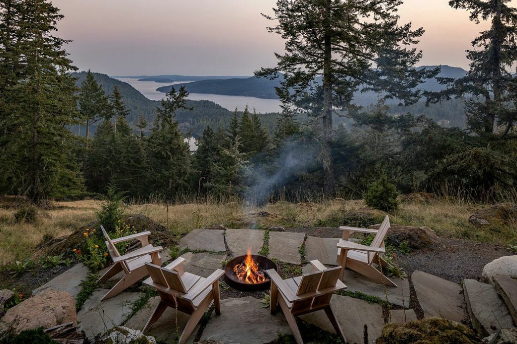Kerti tűzrakóhely Adirondack székekkel