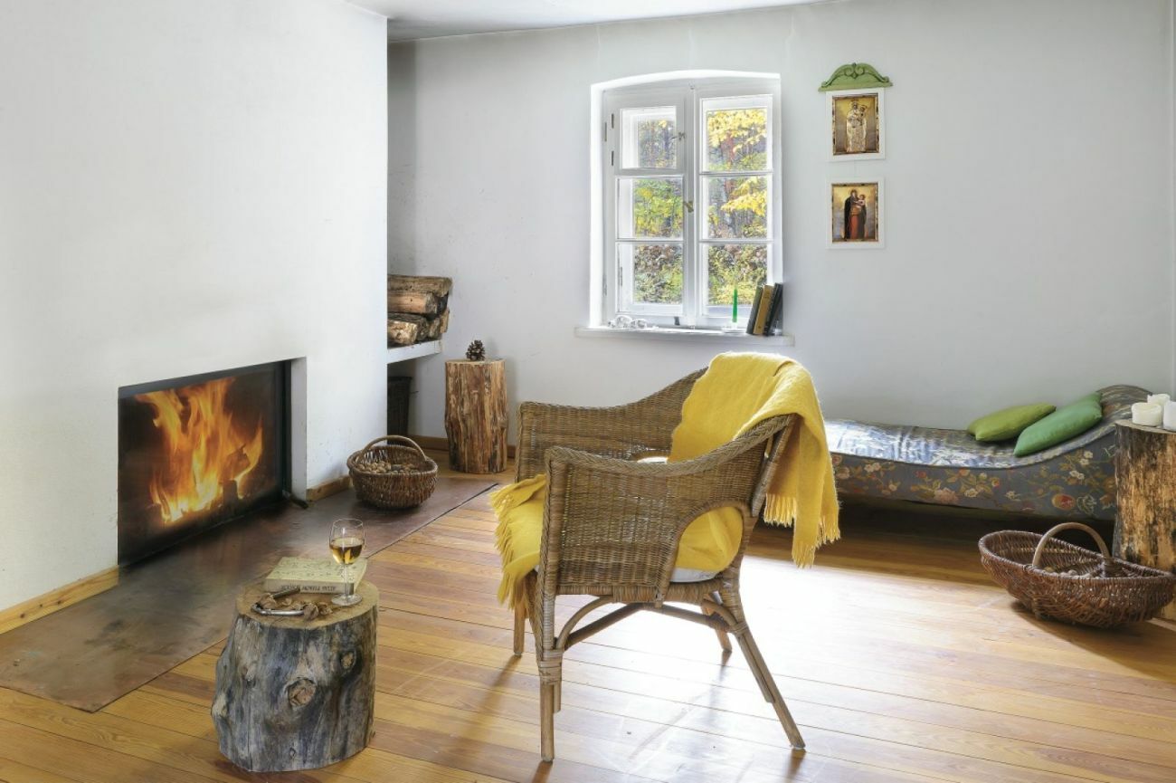 Fonott fotel a modern kandalló előtt