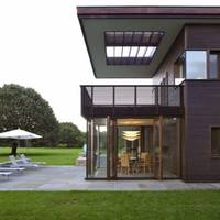 Szekcionált minimalista ház zöld környezetben