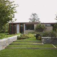 Szekcionált minimalista ház zöld környezetben