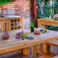 Tölgyfa kerti bútor garnitúra padokkal és bortartó szekrénnyel