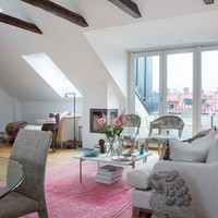 Rózsaszín szőnyeg tetőtári lakás