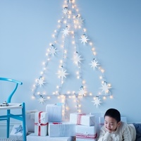 Világító lámpafüzér karácsonyfa alakú