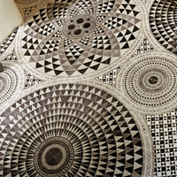 Fekete és fehér Sicis mozaik kompozíció szálloda halljában