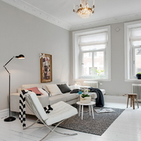 Skandináv nappali modern világos ülőgarnitúrával