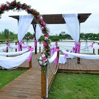 Vízparti esküvői helyszín egy stégen virágdekorációval
