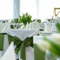 Esküvői asztaldekoráció élő virágokkal