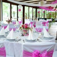 Pink és fehér esküvői dekoráció