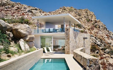 Modern lakóház a sivatag és tenger határán