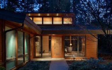 Újjávarázsolt modern ház az erdő mélyén