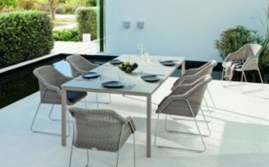Modern és trendi kerti bútorok a Tectona Grandis két bemutatóterméből