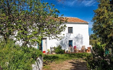 Spanyol rusztikus parasztház színes belső terekkel