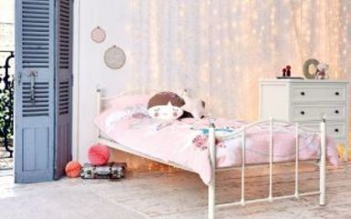 Praktikus pótágyas gyerekszobai ágyak és színes Mamas and Papas ágyneműk