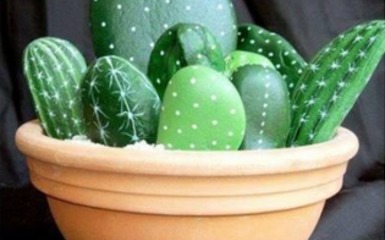 Örök életű kaktusz festett kavicsokból