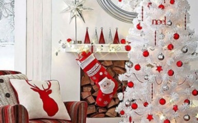 Karácsonyfa díszítési ötletek fehérrel, ezüsttel és pirossal