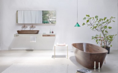 Osztrák designer diófa fürdőkádja és mosdói réz csaptelepekkel