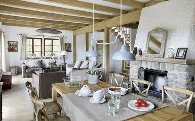 Rusztikus konyha és hangulatos terasz - lakberendezés egy varázslatos vidéki házban