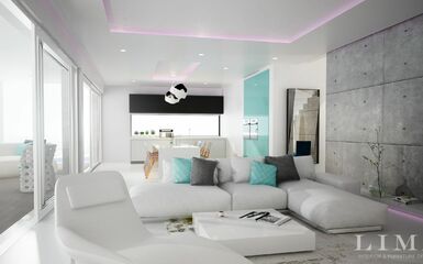 Modern tengerparti nyaraló színes hálószobákkal és fürdőszobákkal