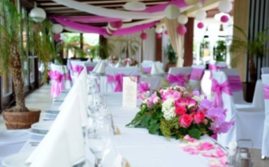 Egy remek helyszín és dekorációs ötletek vízparti esküvőhöz