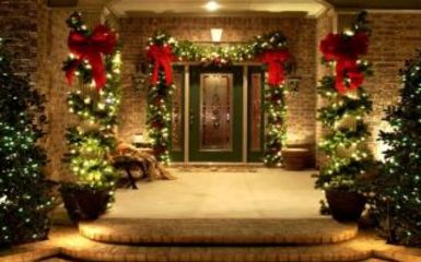 Karácsonyi dekorációs ötletek teraszok, verandák, bejárati ajtók díszítéséhez