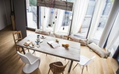 Ipari és vintage lakberendezés és lakásdekoráció egy frissen elkészült budapesti lakásban