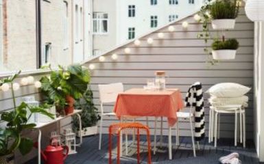 Praktikus IKEA kültéri bútorok és ötletek kis alapterületű erkélyre és teraszra