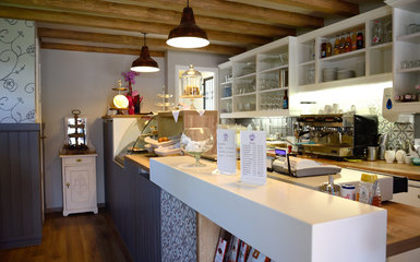 A diO Kreatív csapata alakította át a balatonföldvári kávézó belső tereit