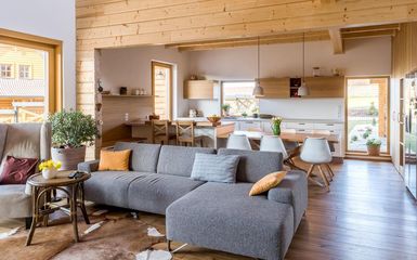 Modern konyhabútor és nappali egy vidéki családi házban