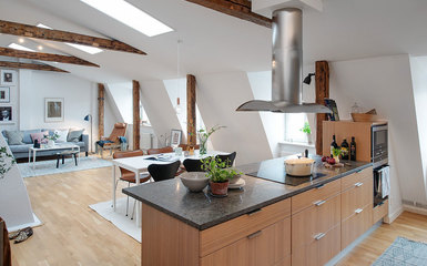 Otthonos tetőtéri lakás nagy konyhával, sok természetes fénnyel