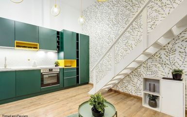 A sötétzöld és a sárga kombinációja uralja a felújított 33 m2-es lakás színeit