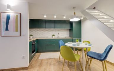 Matt sötétzöld egyedi bútorokat kapott ez a 64 m2-es belvárosi lakás