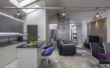 Modern 100 m2-es sorházi lakás természetes kőburkolatokkal