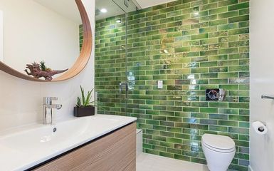 Dobd fel a fürdőszobád egy jó falszínnel vagy színes burkolattal!