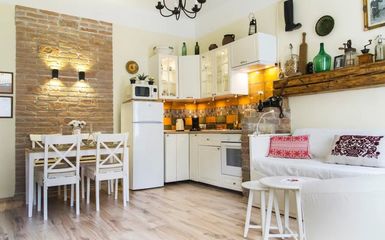 Feltalálók fala és magyaros lakberendezés a 35 m2-es Airbnb lakásban