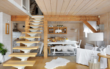 Natúr falburkolatok fehér bútorokkal egy kis alapterületű alpesi faházban
