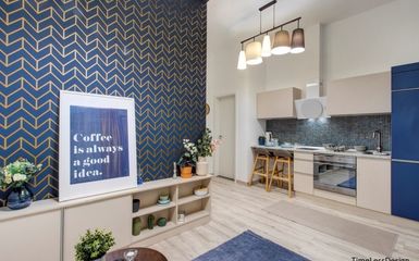 A kék és a bézs színkombinációja dominál a 25 m2-es Hernád utcai kis lakásban