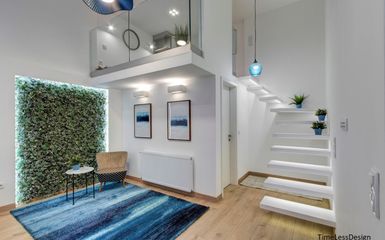 A kék árnyalatai színesítik a mindössze 37 m2-es lebegő lépcsős kis lakást