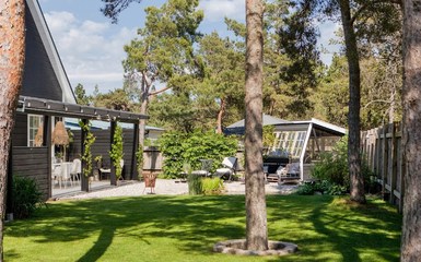 Skandináv családi ház hangulatos kerttel, vintage és modern lakberendezéssel