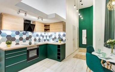 41 m2-es felújított kis lakás állógalériával filodendron mintás dekorációval