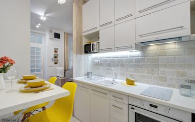 27 m2-es belvárosi kis lakás ötletes hálófülke és konyhabútor kialakítással