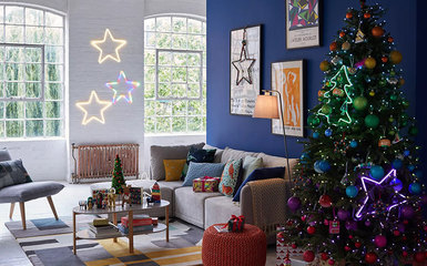 Extrém színes karácsonyi dekoráció egy angol üzlet ötletei alapján