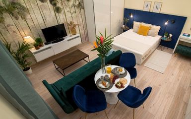 Élénk színekkel és modern lakberendezéssel újult meg a pozsonyi úti 35 m2-es lakás
